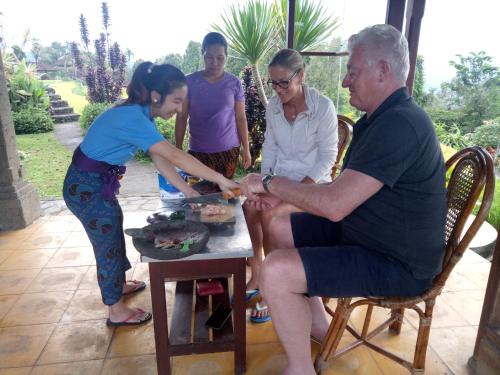 Tetamu yang menginap di Puri Lumbung Cottages Restaurant & Spa Munduk