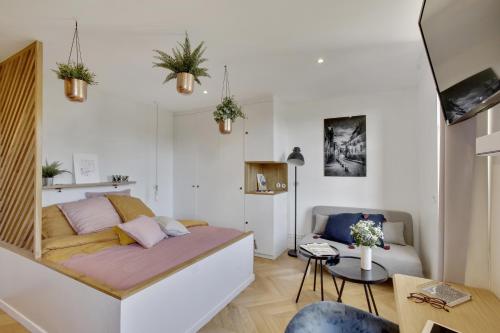 ベルサイユにあるL’Alcôve Royaleのベッドルーム1室(ベッド1台付)、リビングルームが備わります。