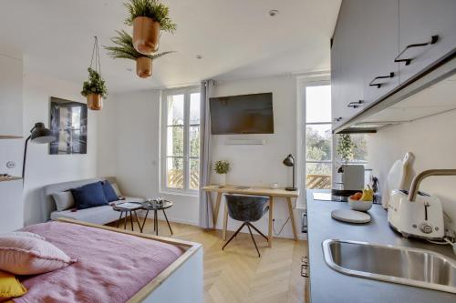 Il comprend une cuisine et un salon avec un évier. dans l'établissement L’Alcôve Royale, à Versailles