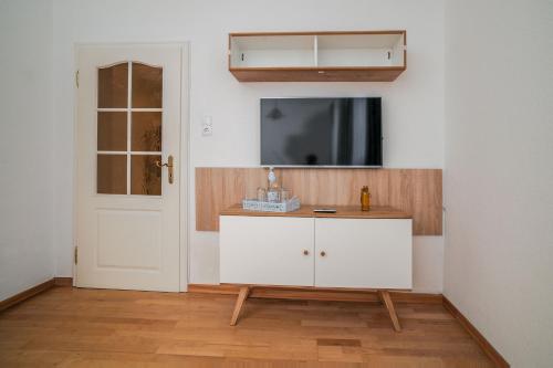 TV a/nebo společenská místnost v ubytování Designpension Traumschloss Hotel Garni