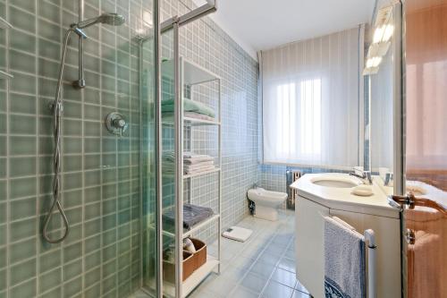 a bathroom with a shower and a sink and a toilet at Condominio Torcello Vintage Apartment in Mestre
