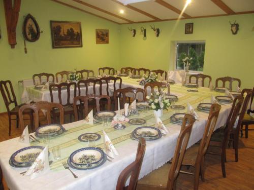 Restoran atau tempat lain untuk makan di Agroturystyka Leśna Chata