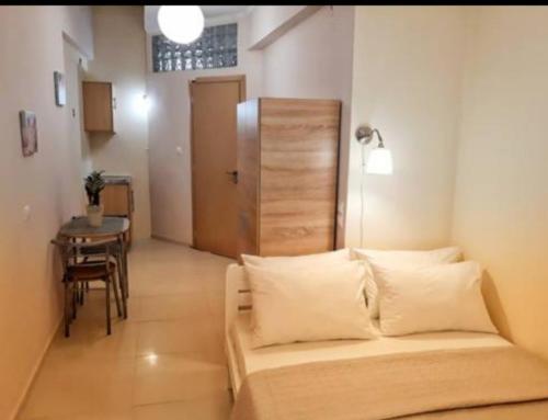 Habitación con cama, mesa y silla en Konstantina's studio near the beach en La Canea