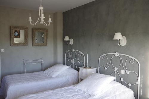 Brugny-VaudancourtにあるLe Manoir des Arômesのベッドルーム1室(隣り合わせのベッド2台付)