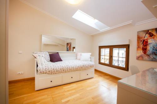 a bedroom with a bed in a room at APARTAMENTO CAPRICHOS ARANDA in Aranda de Duero