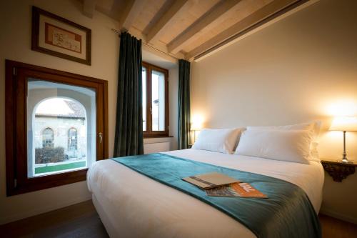 Postel nebo postele na pokoji v ubytování La Ripa Boutique Hotel
