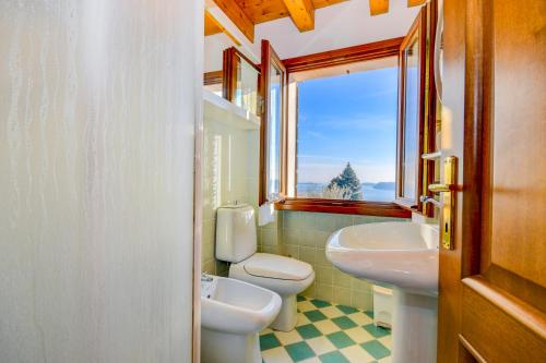 Ένα μπάνιο στο Appartamento Lago Blu