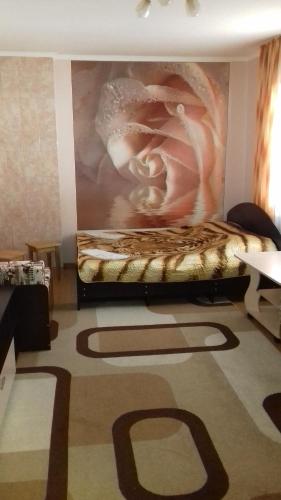 グゼリプリにあるGuest House Nadezhdaの風通しの良い大絵画の部屋