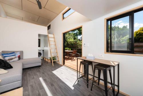 Gallery image of Cozy Tiny House Hideaway in Tauranga