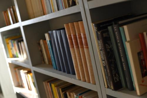 a book shelf filled with lots of books at ANTICA VILLA CUNEO- Guest House - "B&B e non un Hotel a Cuneo" in Cuneo