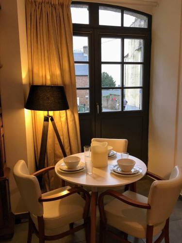 d'une table, de chaises et d'une fenêtre. dans l'établissement Gate House Lodge, à Dinan