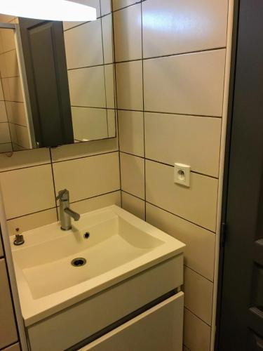 une salle de bain avec un lavabo et un miroir dans l'établissement Gate House Lodge, à Dinan