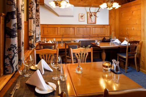 Restaurace v ubytování Hirschen Guesthouse - Village Hotel