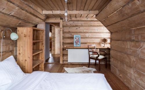 コシチェリスコにあるZAKOHOME- Dom Tatrzańskiのベッドルーム(ベッド1台、デスク付)
