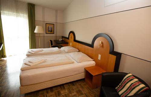 Gulta vai gultas numurā naktsmītnē Hotel Fuchspalast