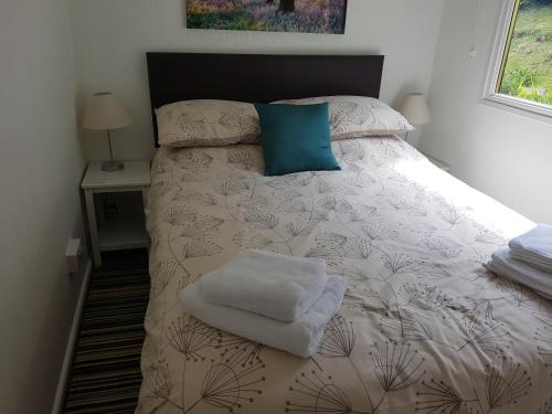 Een bed of bedden in een kamer bij 28 Riverside, Caer Beris Holiday Park