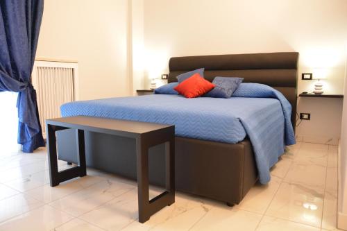 Un dormitorio con una cama con una mesa. en CASA DELLA ZIA ELSA, en Verona