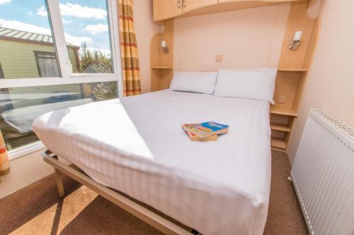 Postel nebo postele na pokoji v ubytování Ladram Bay Holiday Park