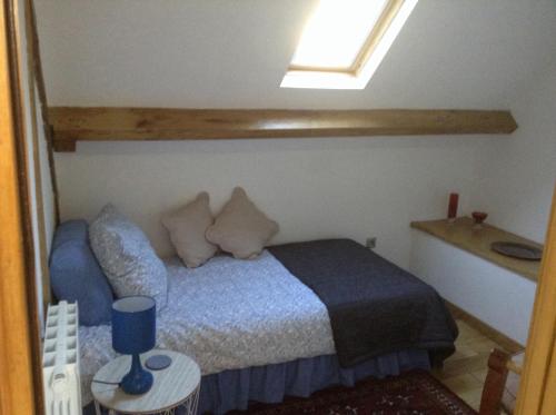 Tempat tidur dalam kamar di The Grange