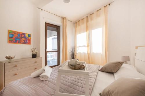 sypialnia z łóżkiem, komodą i lustrem w obiekcie World Wide Bed San Giovanni w Rzymie