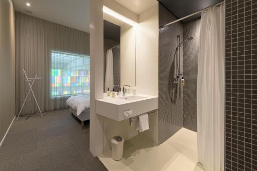 Trafo Hotel Baden tesisinde bir banyo