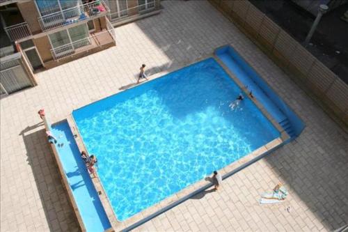 - une vue sur la grande piscine bleue dans l'établissement Résidence Atlantic, à Coxyde