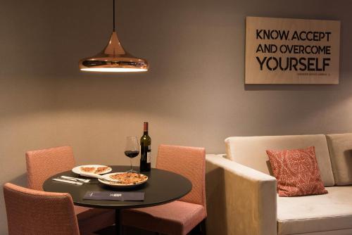 Ruang duduk di Upon Lisbon Prime Residences