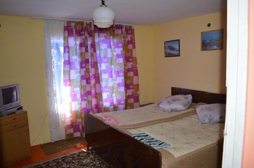 Ένα ή περισσότερα κρεβάτια σε δωμάτιο στο Guest House on Derbisheva