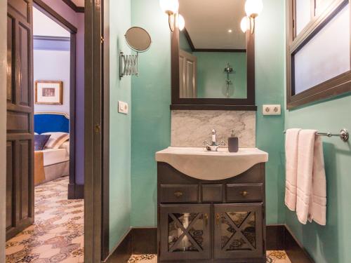 a bathroom with a sink and a mirror at Puerta de la victoria in Seville