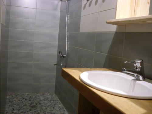 a bathroom with a sink and a shower at Gîtes Les Grandes Voies - Clé Vacances in Le Ménil
