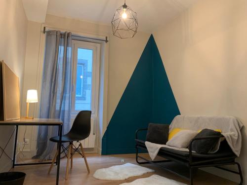 - un salon avec une chaise et un mur vert dans l'établissement Chill & Work, à Clermont-Ferrand