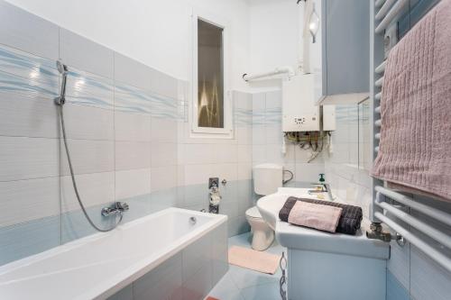 ブダペストにあるBpR Turquoise Simplicity Apartmentのバスルーム(バスタブ、トイレ、シンク付)