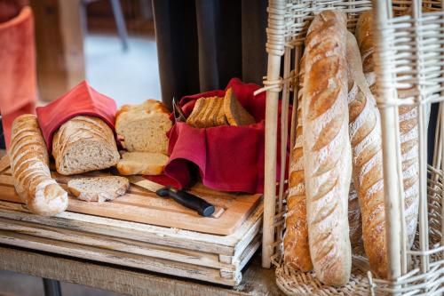 um cesto cheio de pão em cima de uma mesa em Les Loges Blanches Megève em Megève