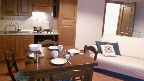 a small kitchen with a table and a bed at San Lorenzo Agriturismo in Buonconvento