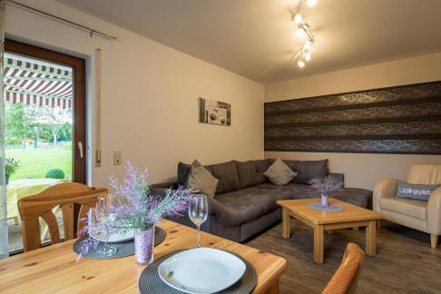 uma sala de estar com um sofá e uma mesa em Sauerland-Oase em Medebach