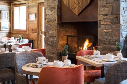 Uma área de estar em Les Loges Blanches Megève