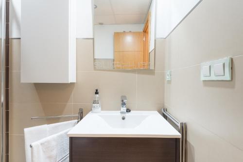 łazienka z umywalką i lustrem w obiekcie MABB-Quiet Apt With Private Patio Walking Distance To Downtown w Maladze