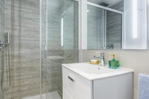Bilik mandi di BNBHolder Luxury Apartment III PLAZA DE ESPAÑA