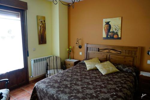 セゴビアにあるCASA RURAL LA FINCA DEL POZOのベッドルーム(ベッド1台、窓付)