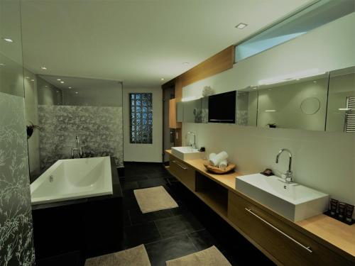 a large bathroom with two sinks and a tub at Dorfplatzl in Ischgl