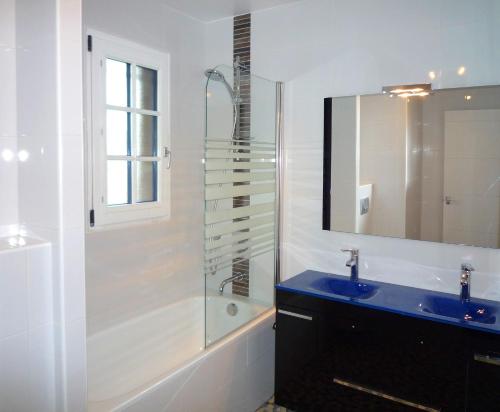 ein Badezimmer mit einem blauen Waschbecken und einer Dusche in der Unterkunft Résidence Prestige Odalys Le Domaine de Lana in Urrugne