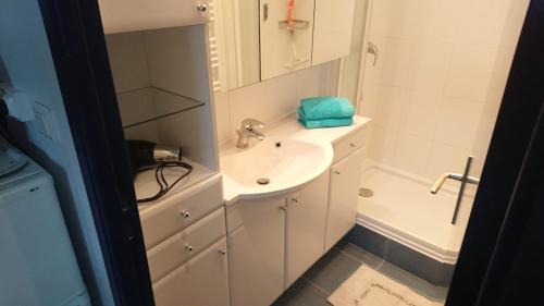 Ett badrum på Maison 2 Chambres Parking Linge de lit fourni
