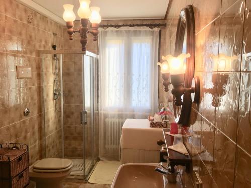 a bathroom with a shower and a sink and a toilet at Appartamento Casa della Nonna in Noventa di Piave