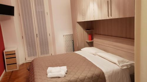 ein Schlafzimmer mit einem Bett mit zwei Handtüchern darauf in der Unterkunft cesena3 plus in Mailand