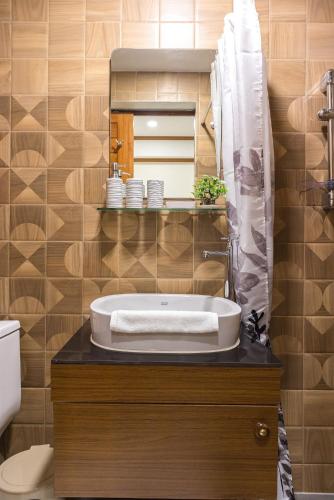 a bathroom with a sink and a mirror at Suthep Home & Hostel in Bangkok