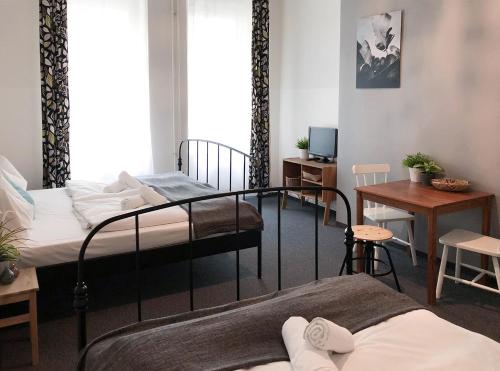 En eller flere senge i et værelse på Pension Absolut Berlin