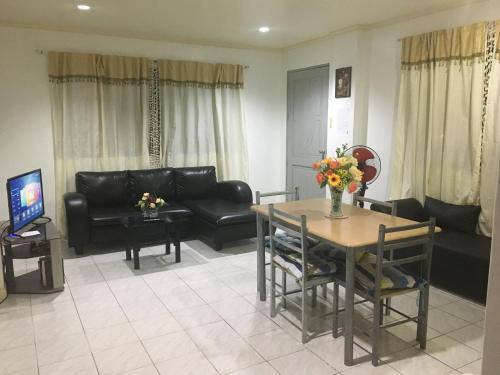 een woonkamer met een bank en een tafel bij 2bedroom apartment near CONVENTION center in Iloilo City