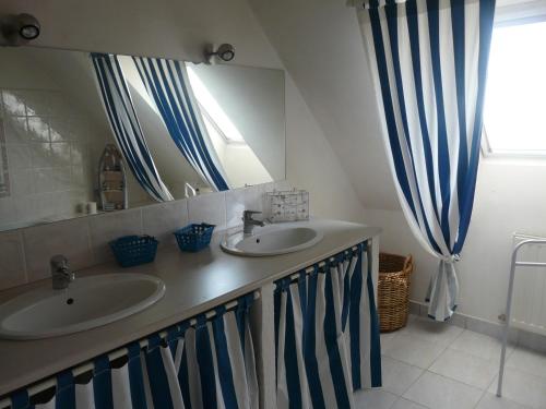 bagno con 2 lavandini e specchio di La baie a Saint-Jean-du-Doigt