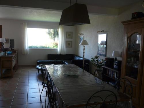 un salon avec une table et un canapé dans l'établissement La baie, à Saint-Jean-du-Doigt