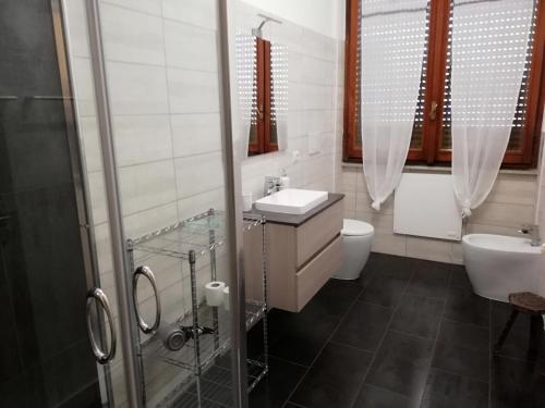 ミラノにあるNibreのバスルーム(洗面台、トイレ、シャワー付)